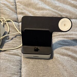 Belkin Dual Black and White Charging Station (lightning)